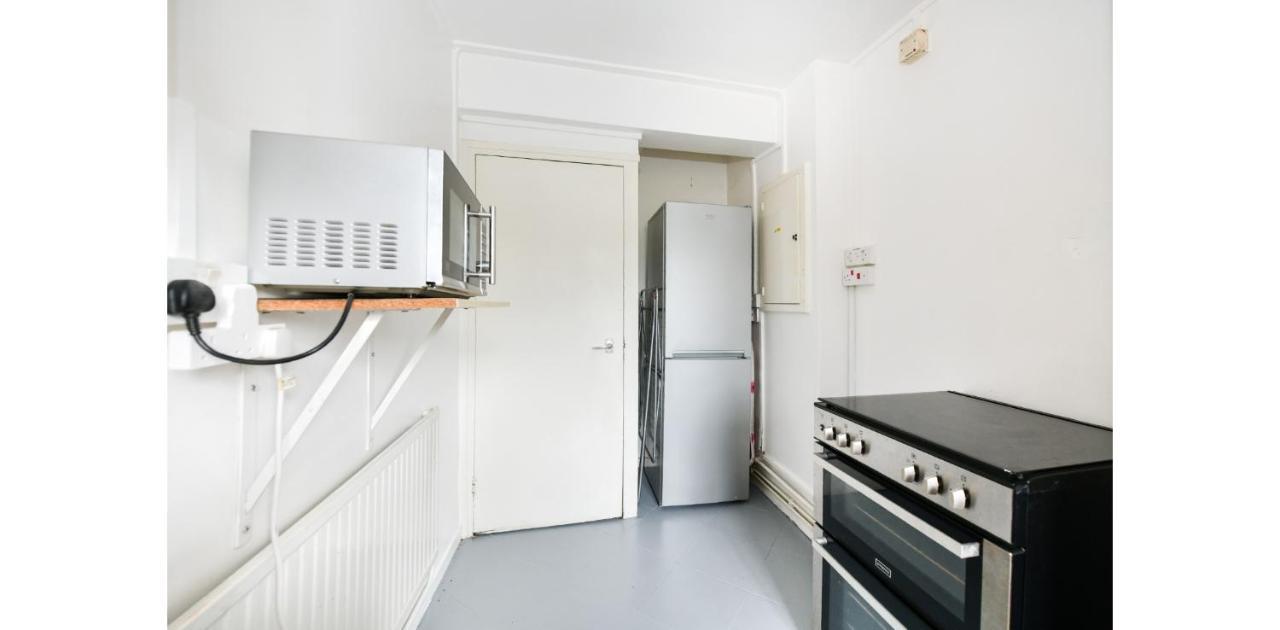 Entire Two Bedroom Flat In The Heart Of Greater Apartament Londra